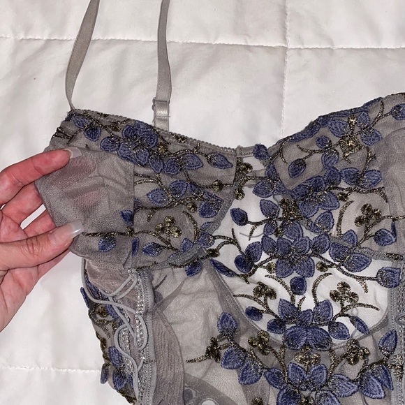 Lingerie - Picture 8 of 10